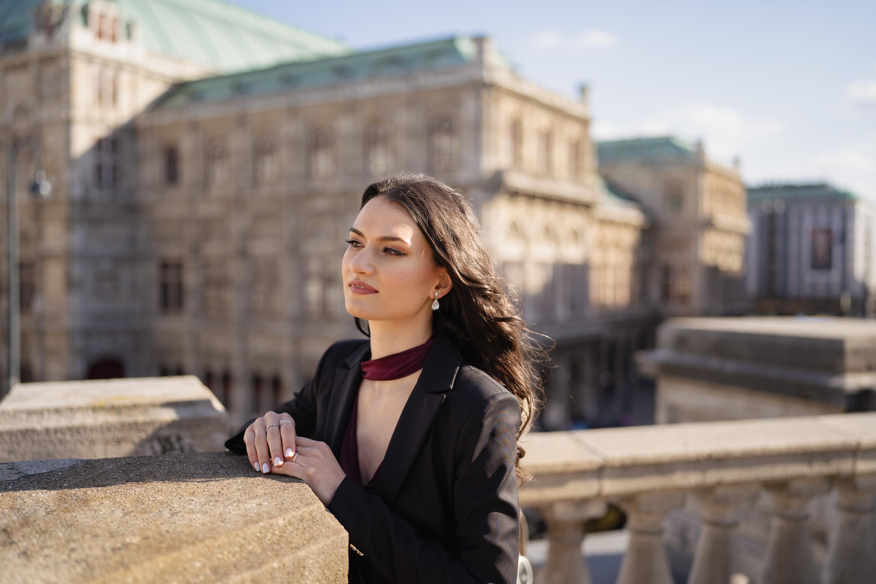 Helena Milošević, photographed by Angie / @vienna_photowalk in front of Wiener Staatsoper